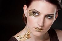 Querformatfoto mit extrem make up Gold